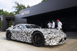 Kamuflaažiga varjatud Toyota Gazoo Racing sportauto prototüüp esikülje vaates