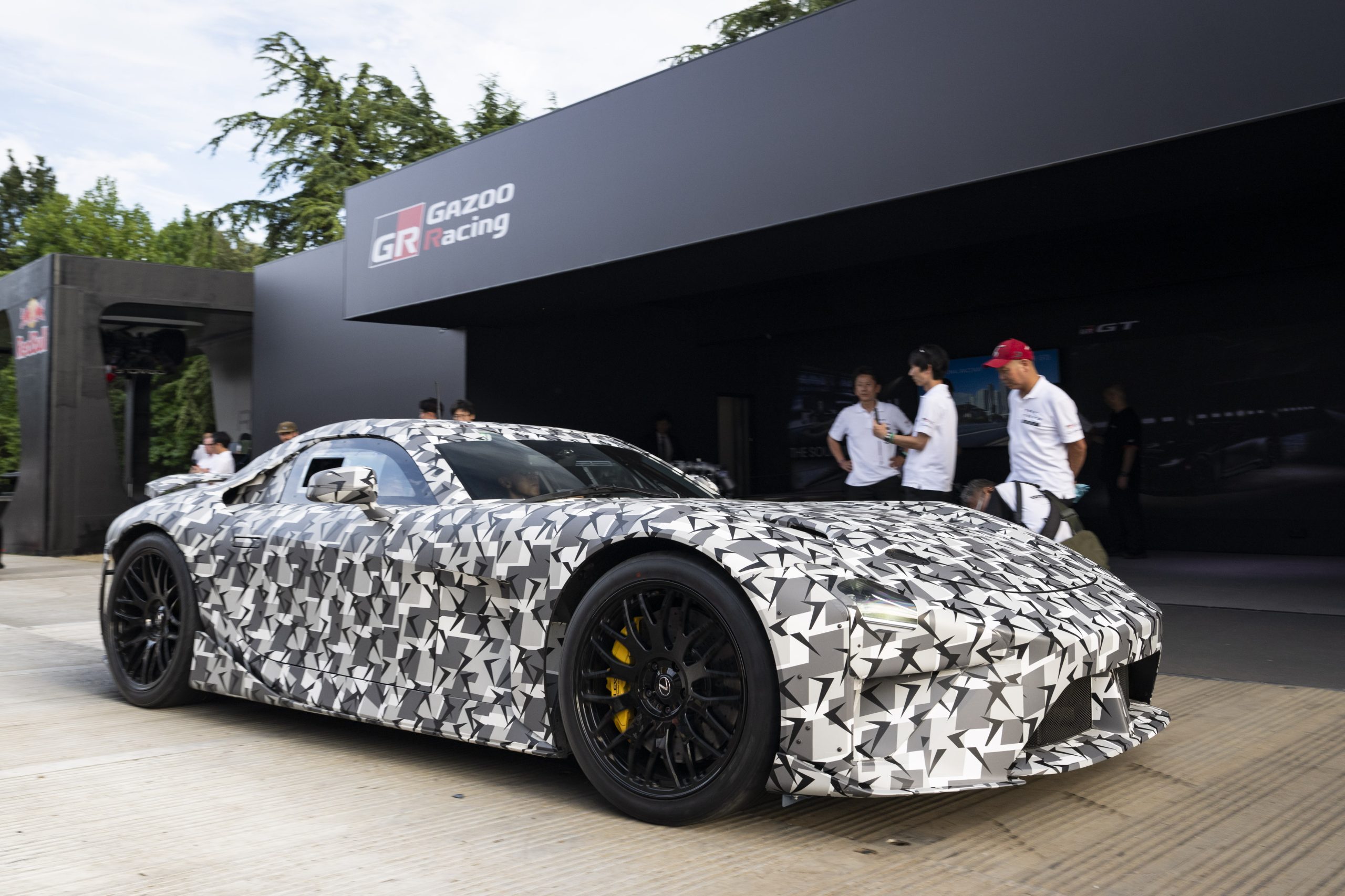 Kamuflaažiga varjatud Toyota Gazoo Racing sportauto prototüüp esikülje vaates