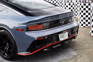 Nissan Z NISMO halli spordiauto tagaosa punaste detailide ja ringraja numbrimärgiga