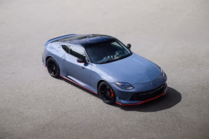 Kõrgelt vaadatud hall Nissan Z NISMO spordiauto parklas punaste aktsentidega