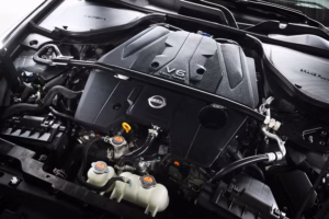 Nissan Z 3.0-liitrine V6 Twin Turbo mootor koos mootorikatte ja tugevdusvardaga mootoriruumis