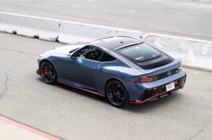 Nissan Z NISMO küljeprofiil ja aerodünaamiline kerejoon hallis värvitoonis