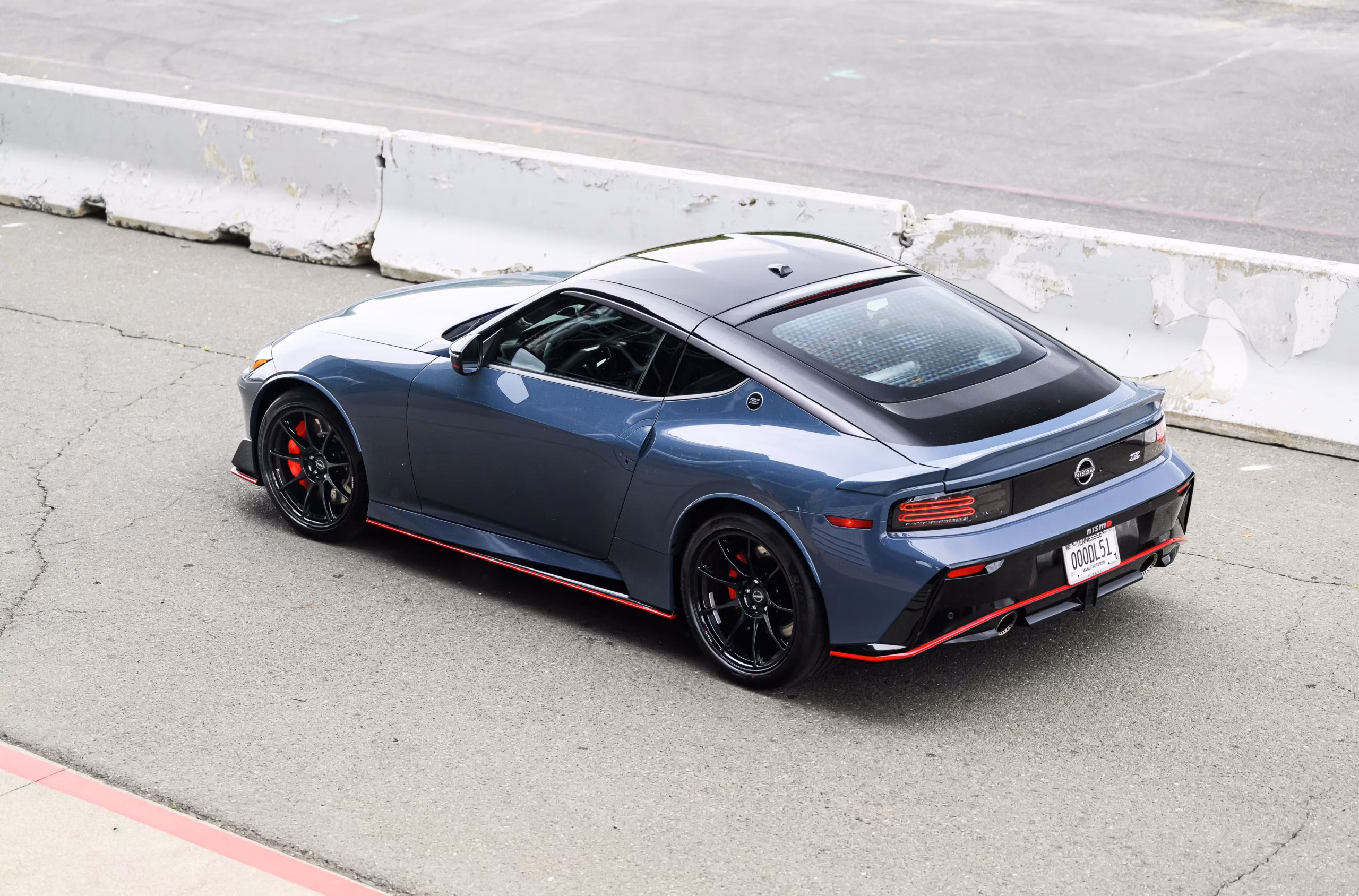Nissan Z NISMO küljeprofiil ja aerodünaamiline kerejoon hallis värvitoonis