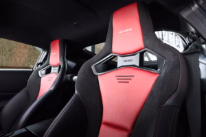 Punased ja mustad Recaro spordiistmed Nissan Z NISMO salongis NISMO logoga