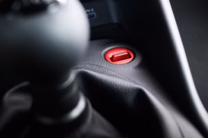 Punane Nissan Z NISMO D-MODE sõidurežiimi lüliti keskkonsoolil lähivaates