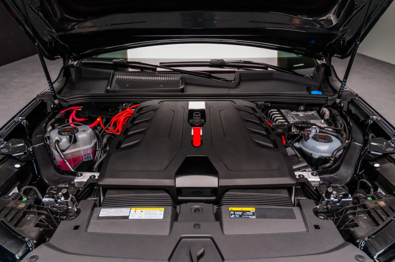 Uus Audi SQ9 mootoriruum ja mootorikate Audi SQ9 mootoriruum avatud kapotiga koos mootorikatte ja Audi logoga