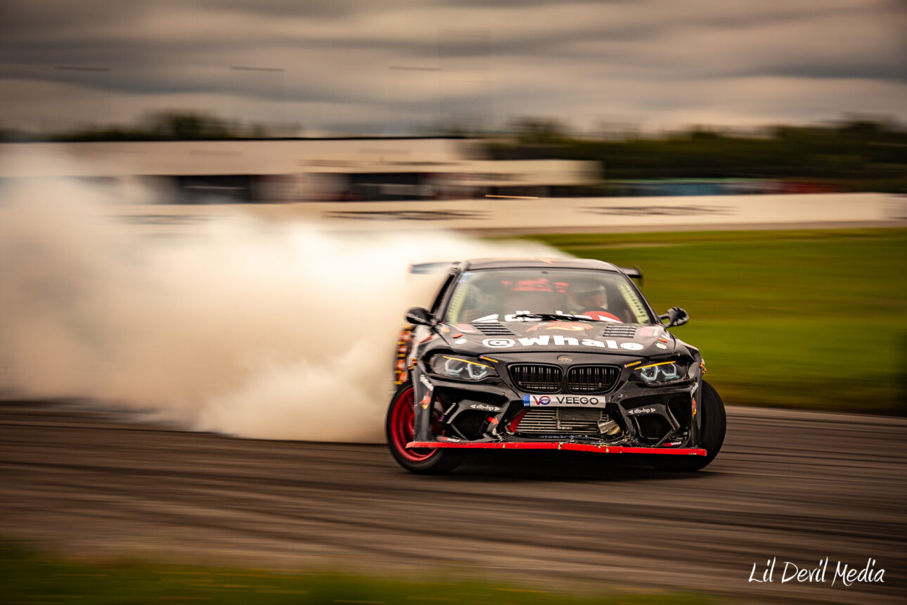Must BMW driftiauto rajal paksu rehvisuitsu tegemas Augustfest 2025 üritusel