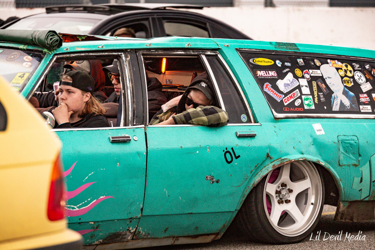 Erivärviline tuunitud universaaliga projektiauto ja seltskond autohuvilisi Augustfest 2025 festivalil