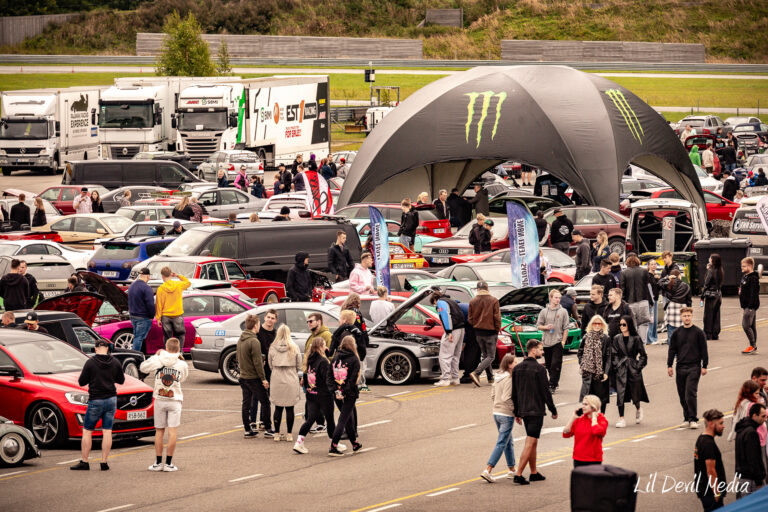 AUGUSTFEST 2026: Lõppvaatus, kõlakad ja mis tegelikult kardinate taga toimub 1 Suur rahvahulk ja näituseautod Monster Energy telgi ümber Augustfest 2025 festivalil Pärnu Porsche Ringil