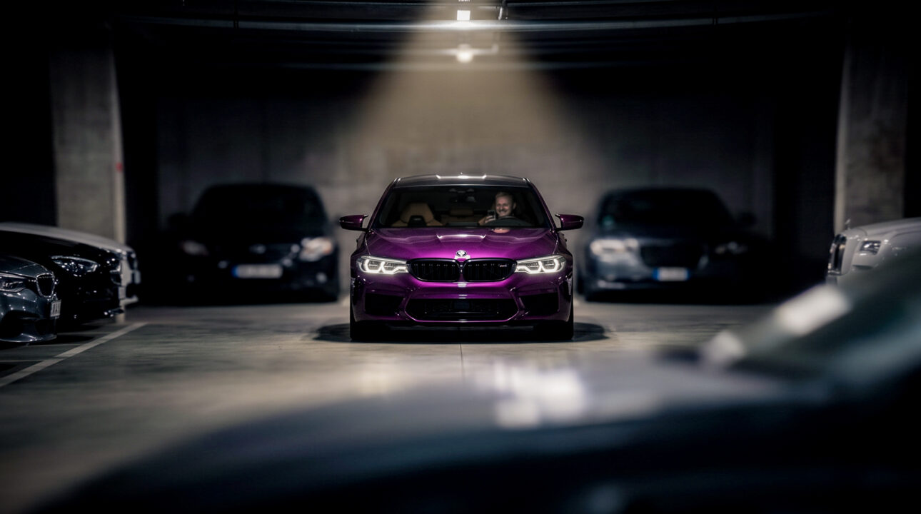 Lilla BMW M5 F90 Lilla BMW M5 F90 sportauto hämaras maa-aluses parklas