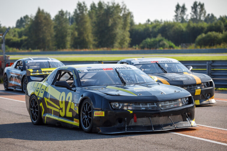 Estonian Grand Prix 2026 - 1. Päev 2 Must-kollane V8 Thunder seeria Chevrolet Camaro võidusõiduauto number 92 ringrajal
