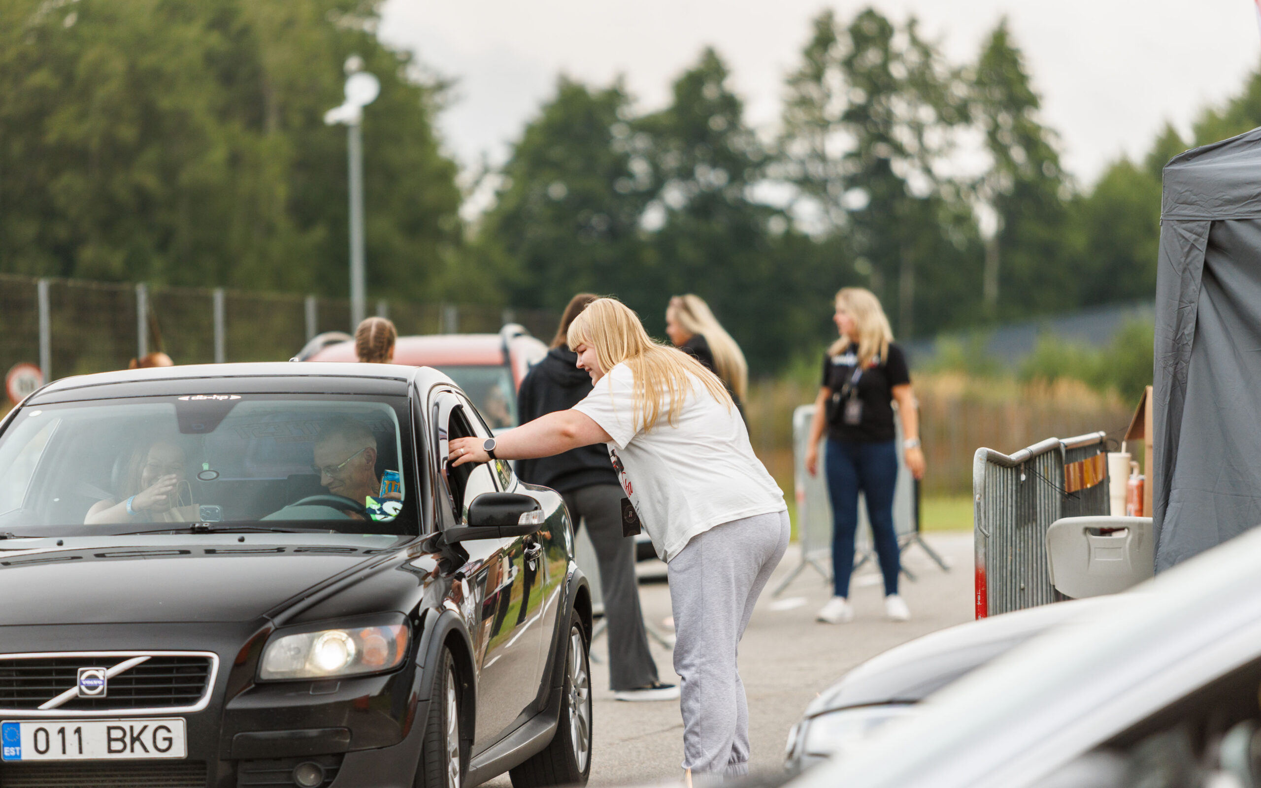 Augustfest 2026 festivali pileti- ja sissepääsukontroll Porsche Ringi väravas, korraldaja suhtlemas musta Volvo C30 juhiga