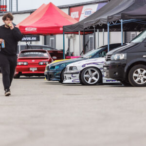 BMW E36 driftiautod ja punane Toyota Soarer Lexus SC tiimitelkide all Porsche Ringi boksiteel Augustfest 2026 festivalil