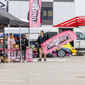 Yume Drift tiimi boksiala roosade lippude ja BMW E36 driftiautodega Porsche Ringi boksiteel Augustfest 2026 autofestivalil
