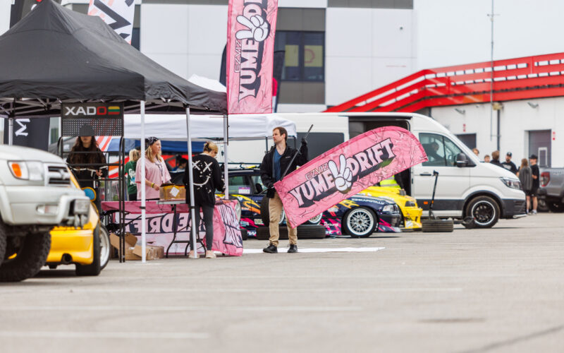 Yume Drift tiimi boksiala roosade lippude ja BMW E36 driftiautodega Porsche Ringi boksiteel Augustfest 2026 autofestivalil