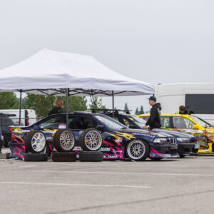 BMW E36 driftiautod ja varurattad valge tiimitelgi all Porsche Ringi boksiteel Augustfest 2026 festivalil