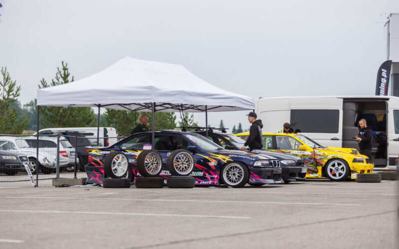 BMW E36 driftiautod ja varurattad valge tiimitelgi all Porsche Ringi boksiteel Augustfest 2026 festivalil