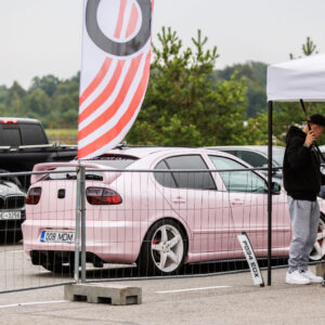 Heleroosa madaldatud Seat Leon 1M luukpära tagaspoileri ja valgete viie kodaraga velgedega Porsche Ringi boksiteel Augustfest 2026 festivalil