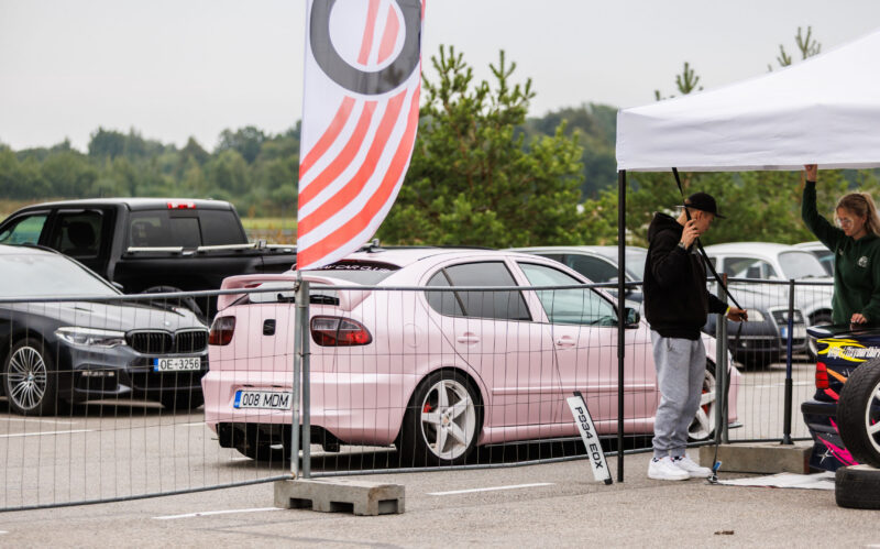 Heleroosa madaldatud Seat Leon 1M luukpära tagaspoileri ja valgete viie kodaraga velgedega Porsche Ringi boksiteel Augustfest 2026 festivalil