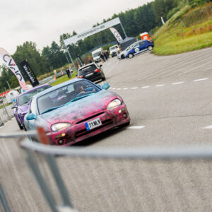Kirju custom-värvkattega Mazda MX-3 sportkupee sõitmas Porsche Ringi rajal Monster Energy lippude vahel Augustfest 2026 autofestivalil