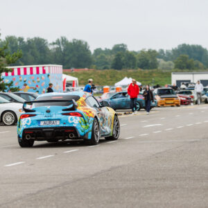 Tagantvaates kirju disainkile ja suure tagatiivaga Toyota GR Supra sõitmas Porsche Ringi näitusealal Augustfest 2026 festivalil