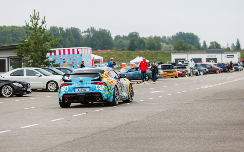 Tagantvaates kirju disainkile ja suure tagatiivaga Toyota GR Supra sõitmas Porsche Ringi näitusealal Augustfest 2026 festivalil
