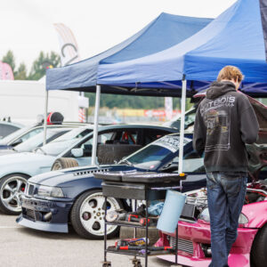 Ehitusjärgus driftiautod BMW E36 ja E46 tiimitelgi all avatud kapottidega Porsche Ringi boksiteel Augustfest 2026 festivalil