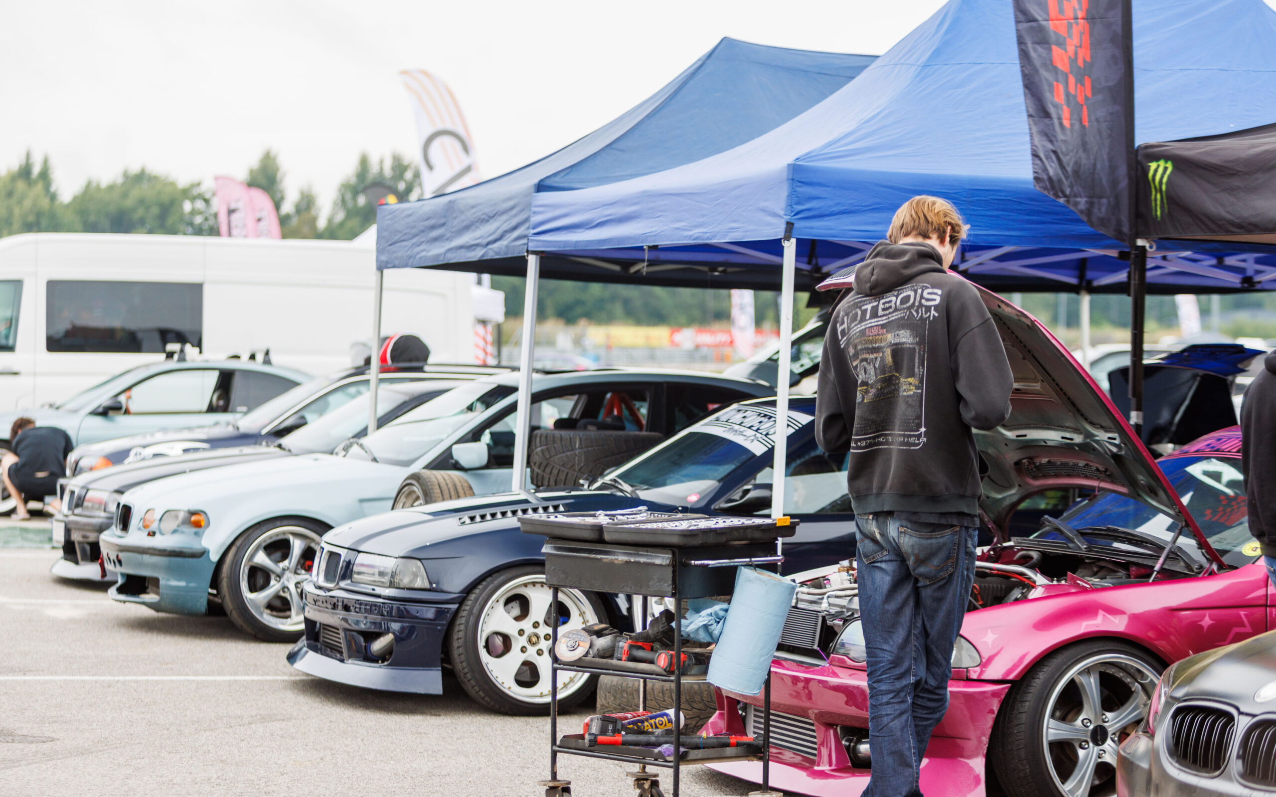 Ehitusjärgus driftiautod BMW E36 ja E46 tiimitelgi all avatud kapottidega Porsche Ringi boksiteel Augustfest 2026 festivalil