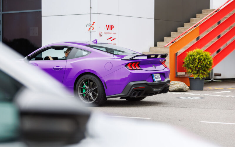 Lilla Ford Mustang S650 sportauto tagantvaates roheliste pidurisadulate ja tagaspoileriga Porsche Ringi VIP ala treppide ees Augustfest 2026 festivalil