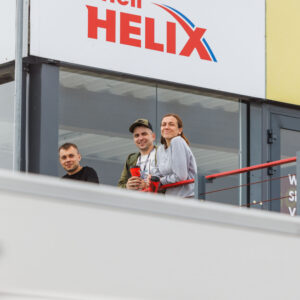 Pealtvaatajad ja festivalikülalised naeratamas Porsche Ringi Shell Helix VIP Lounge rõdul Augustfest 2026 autofestivalil