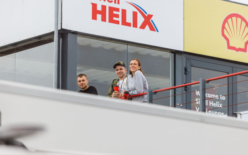 Pealtvaatajad ja festivalikülalised naeratamas Porsche Ringi Shell Helix VIP Lounge rõdul Augustfest 2026 autofestivalil