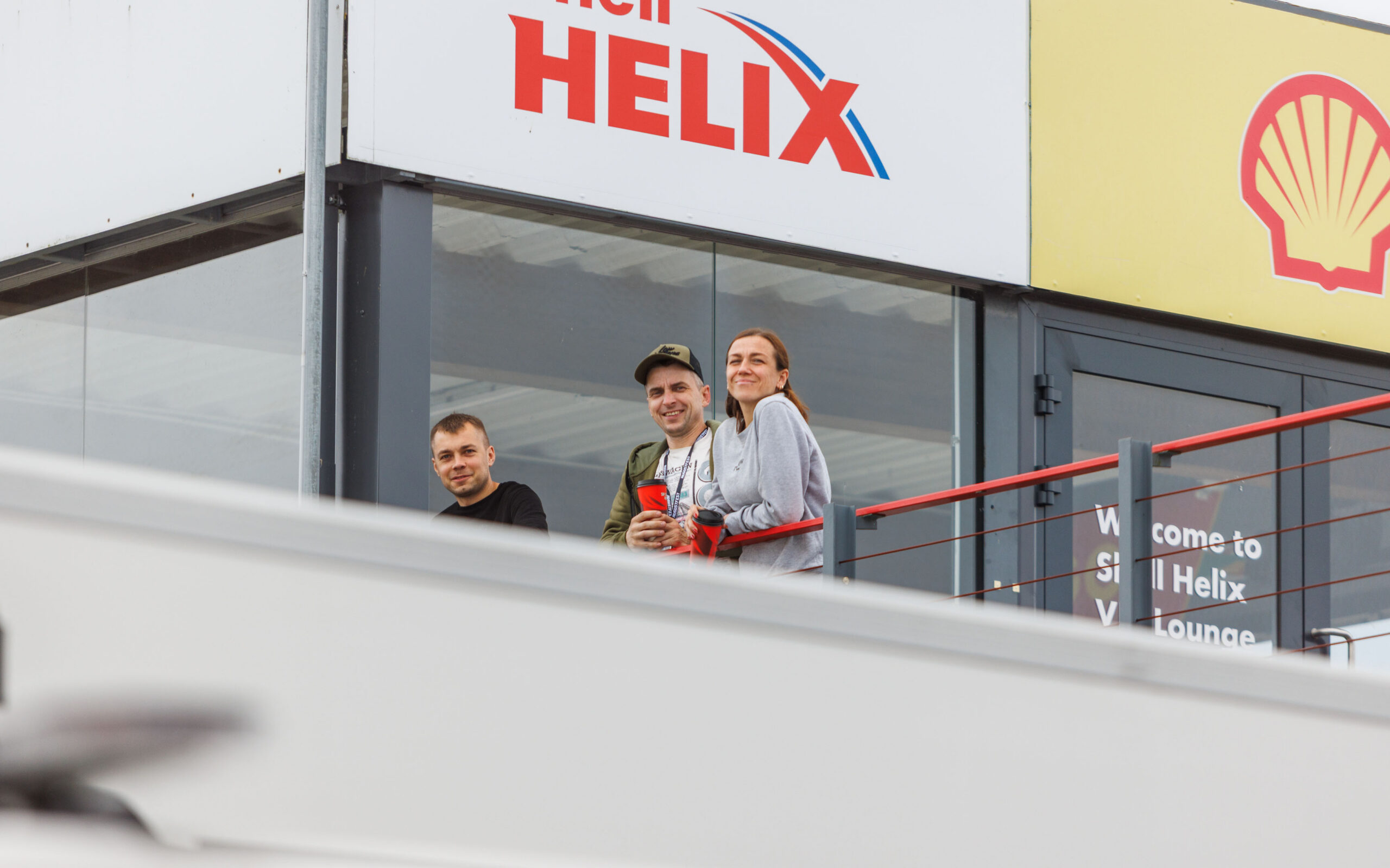 Pealtvaatajad ja festivalikülalised naeratamas Porsche Ringi Shell Helix VIP Lounge rõdul Augustfest 2026 autofestivalil