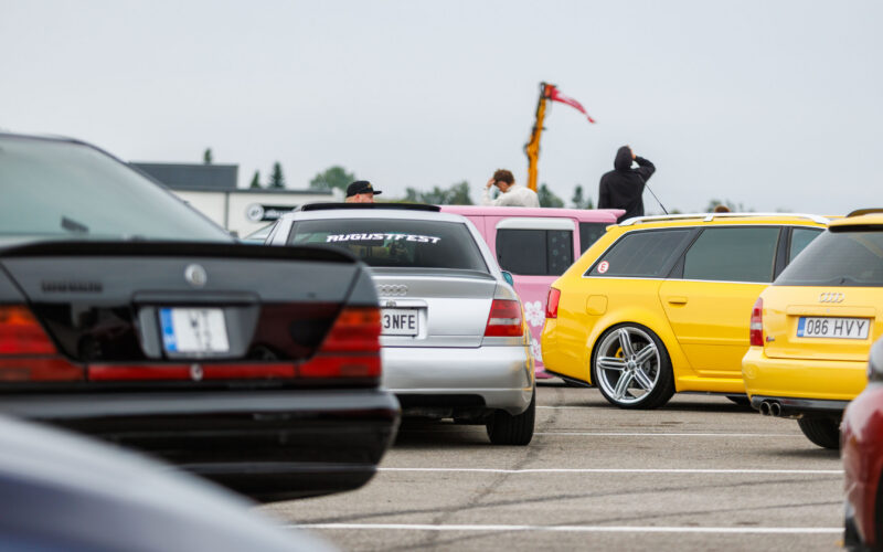 Hõbedane Audi A4 B5 tagaklaasil Augustfest kleebisega seismas kõrvuti kollaste Audi Avant universaalidega Porsche Ringi näitusealal Augustfest 2026 festivalil