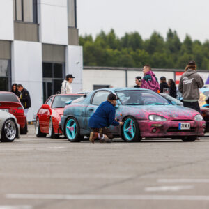 Kirju sinise-lillaka viimistluse ja türkiissiniste kolmekodaraliste velgedega Mazda MX-3 tuuningauto Porsche Ringi näitusealal Augustfest 2026 festivalil