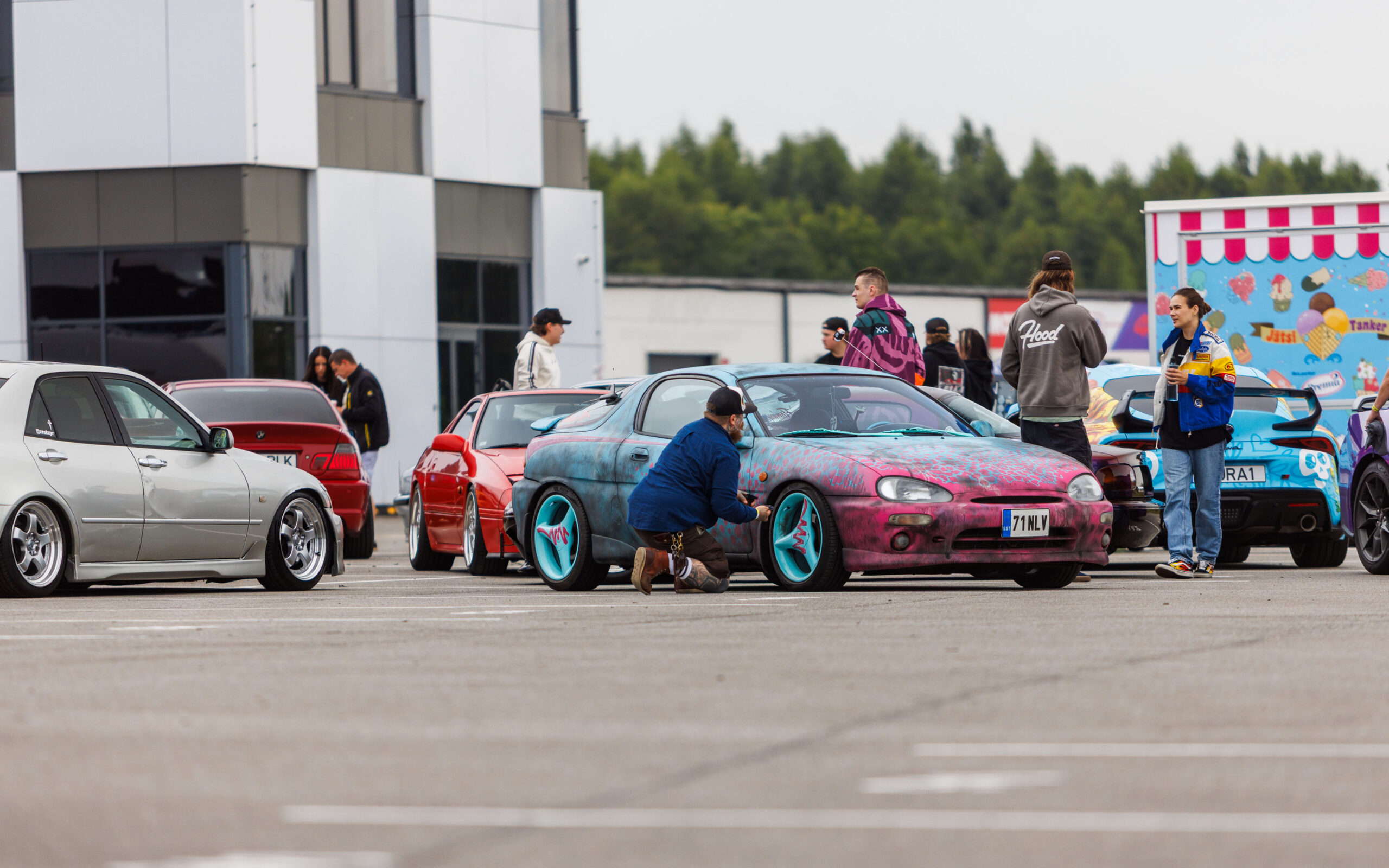 Kirju sinise-lillaka viimistluse ja türkiissiniste kolmekodaraliste velgedega Mazda MX-3 tuuningauto Porsche Ringi näitusealal Augustfest 2026 festivalil