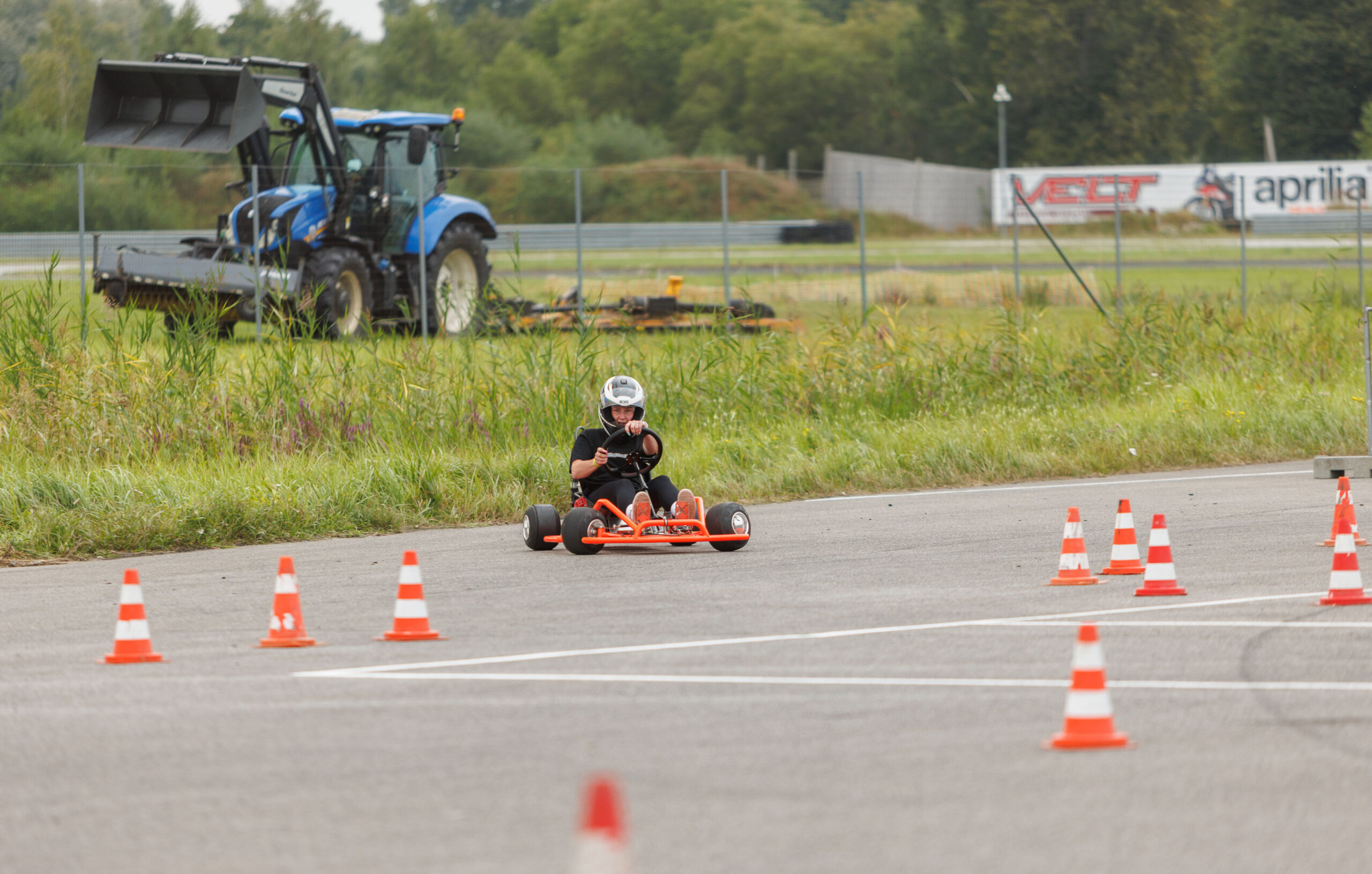 Kiivriga noor kardisõitja oranži hobikardiga läbimas koonustega vigursõidurada Pärnu Porsche Ringil Augustfest 2026 festivalil