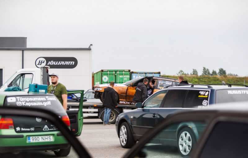 Treilerile laaditav Baltic Auto Street Sound roostekarva BMW E46 universaal Jõujaama hoone ees Pärnu Porsche Ringil Augustfest 2026 festivalil
