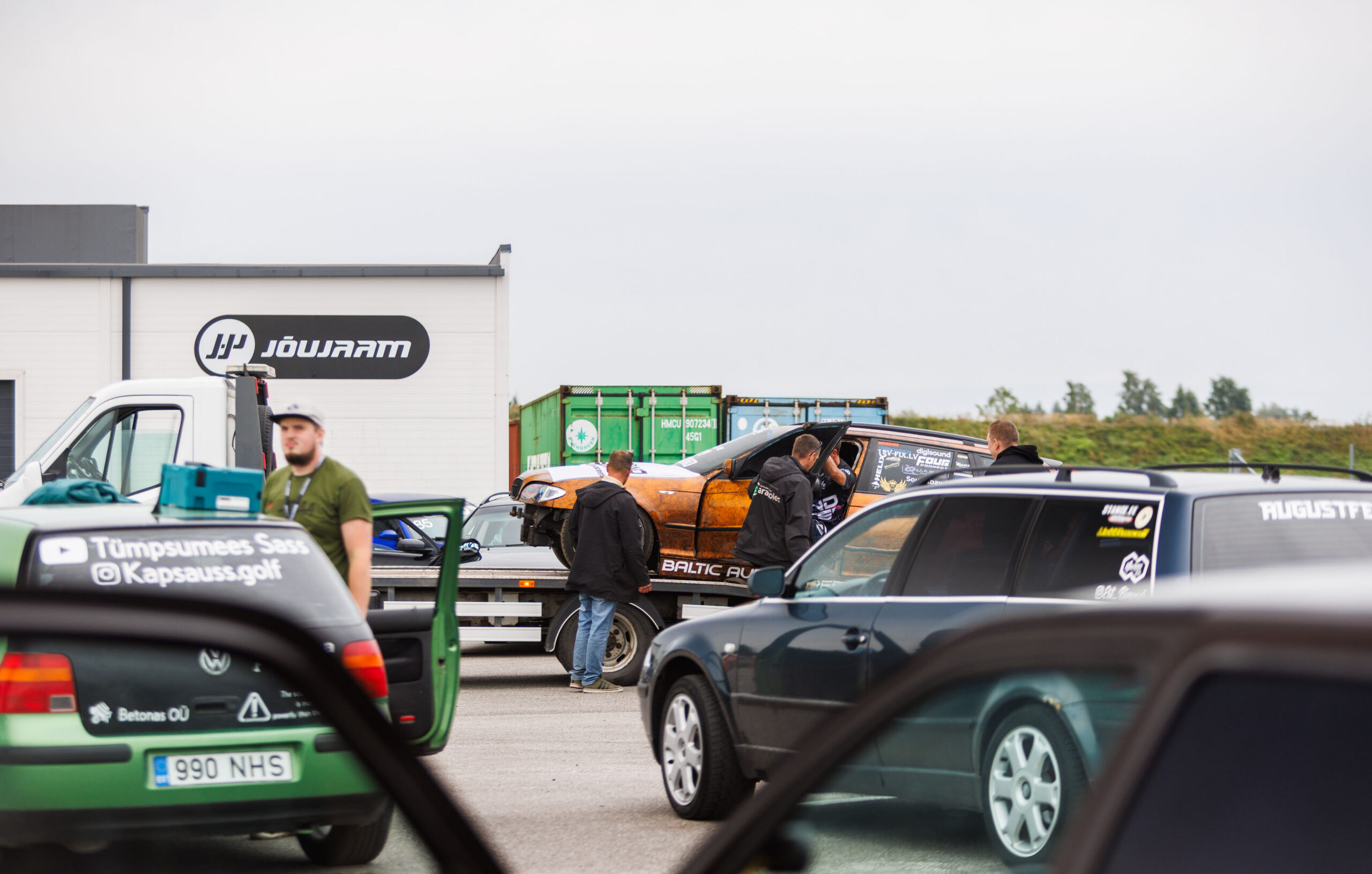 Treilerile laaditav Baltic Auto Street Sound roostekarva BMW E46 universaal Jõujaama hoone ees Pärnu Porsche Ringil Augustfest 2026 festivalil