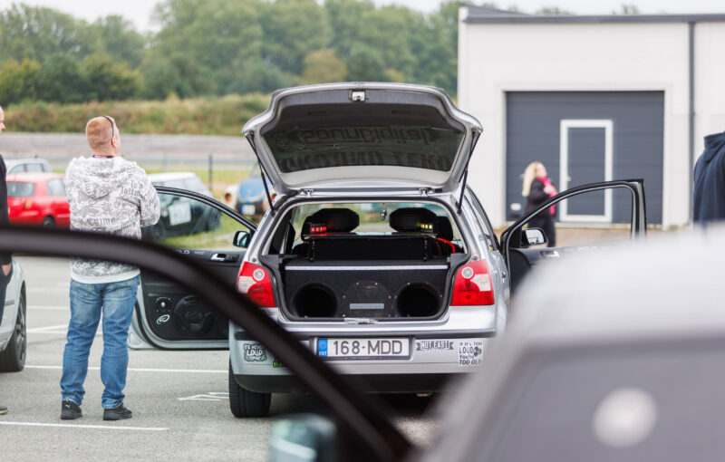 Hõbedane luukpära avatud tagaluugi ja massiivse bassikõlari kastiga helivõistlusel Pärnu Porsche Ringil Augustfest 2026 festivalil