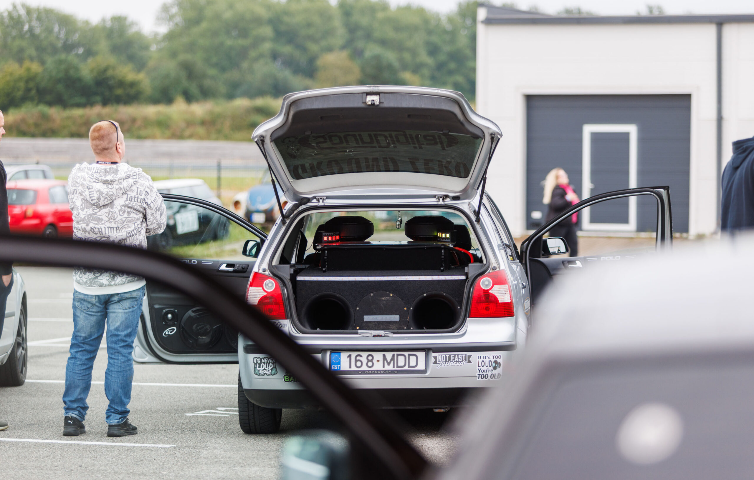 Hõbedane luukpära avatud tagaluugi ja massiivse bassikõlari kastiga helivõistlusel Pärnu Porsche Ringil Augustfest 2026 festivalil