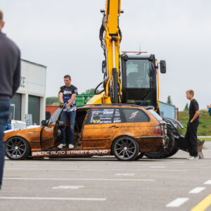 Baltic Auto Street Sound roostekarva BMW E46 universaal avatud uksega kollase ekskavaatori ees Pärnu Porsche Ringi alal Augustfest 2026 festivalil