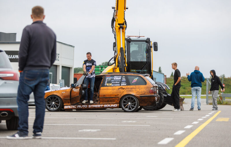 Baltic Auto Street Sound roostekarva BMW E46 universaal avatud uksega kollase ekskavaatori ees Pärnu Porsche Ringi alal Augustfest 2026 festivalil