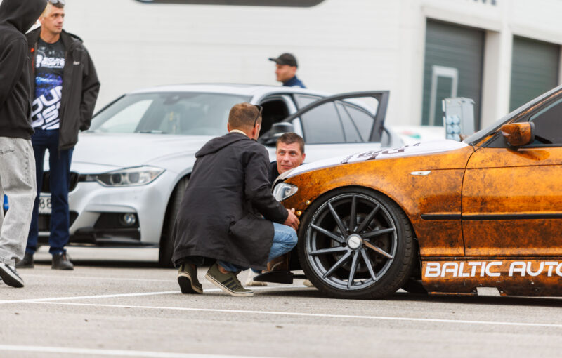 Kaks meest uurimas roostekarva viimistlusega madaldatud BMW E46 esitiiba ja suuri valuvelgi Porsche Ringi näitusealal Augustfest 2026 festivalil