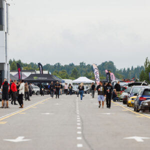 Üldvaade Pärnu Porsche Ringi boksiteele ja näitusealale külastajate, tuunitud autode ja partneritelkidega Augustfest 2026 festivalil