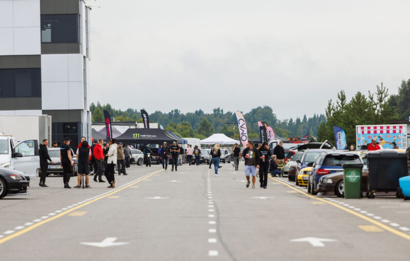 Üldvaade Pärnu Porsche Ringi boksiteele ja näitusealale külastajate, tuunitud autode ja partneritelkidega Augustfest 2026 festivalil