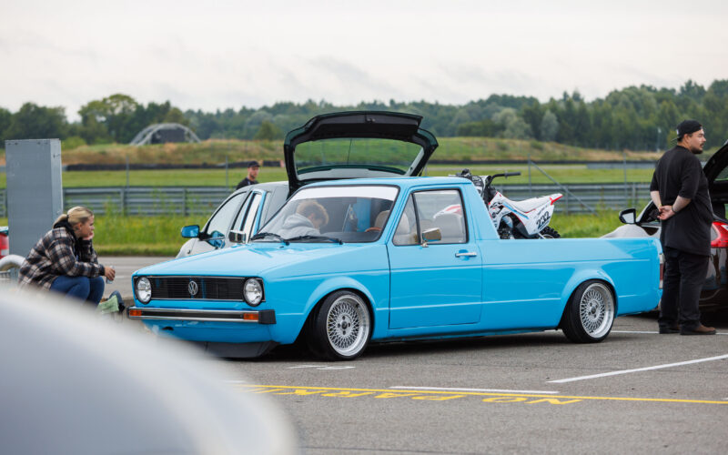Helesinine madaldatud Volkswagen Caddy MK1 kastiauto klassikaliste kärgvelgedega, kastis krossimootorratas, Pärnu Porsche Ringi näitusealal Augustfest 2026 festivalil