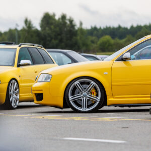 Madaldatud kollased Audi universaalid sportlike topeltkodaratega valuvelgede ja kollaste pidurisadulatega Pärnu Porsche Ringi näitusealal Augustfest 2026 festivalil