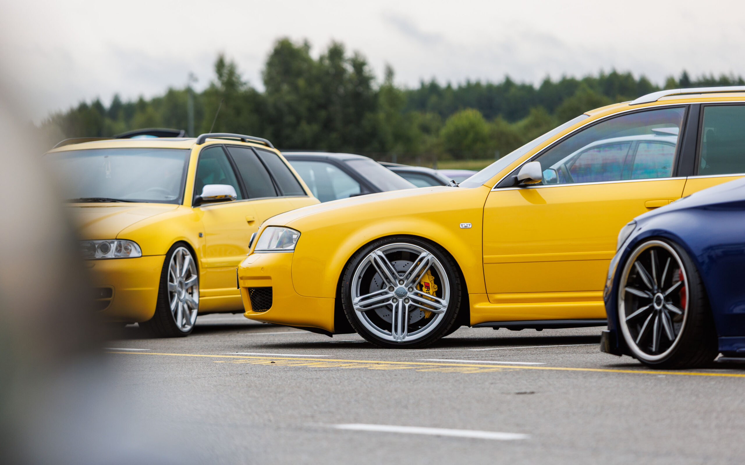 Madaldatud kollased Audi universaalid sportlike topeltkodaratega valuvelgede ja kollaste pidurisadulatega Pärnu Porsche Ringi näitusealal Augustfest 2026 festivalil