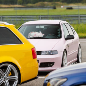 Heleroosa madaldatud Seat Leon valgete velgedega seismas kollase Audi universaali ja sinise auto vahel Pärnu Porsche Ringi näitusealal Augustfest 2026 festivalil