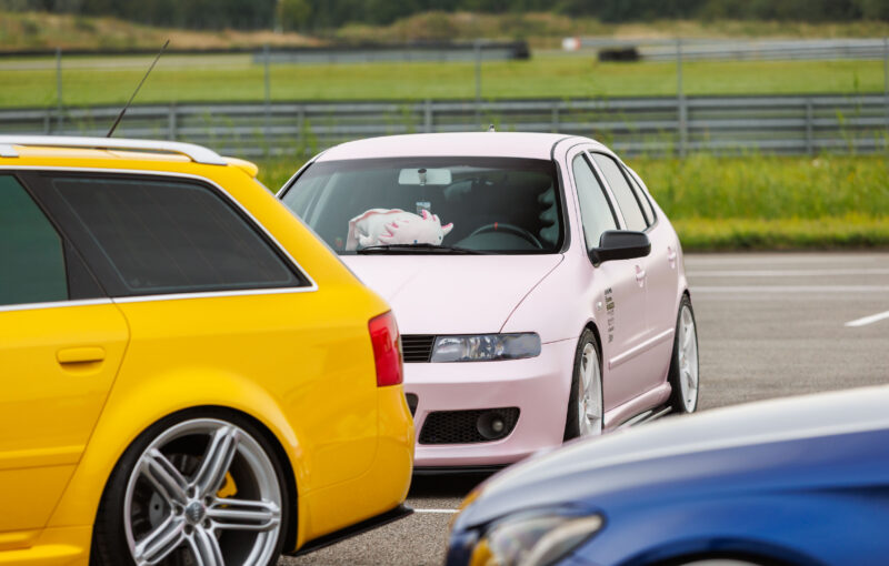 Heleroosa madaldatud Seat Leon valgete velgedega seismas kollase Audi universaali ja sinise auto vahel Pärnu Porsche Ringi näitusealal Augustfest 2026 festivalil